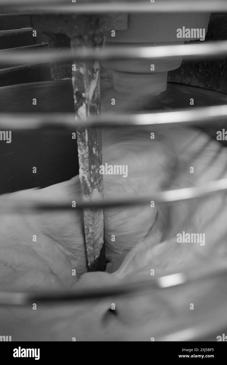 Pétrissage en machine de pâte Banque D'Images