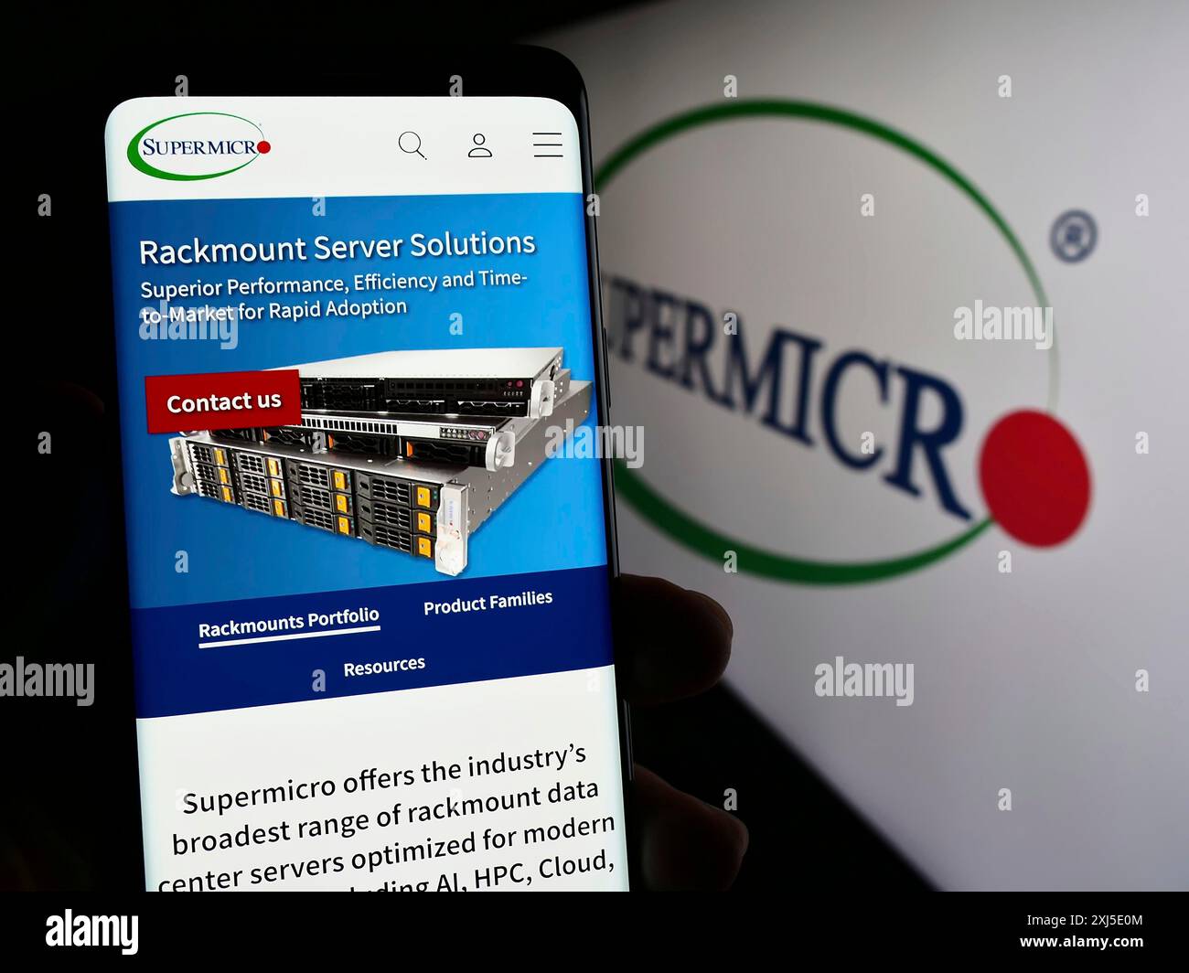 Stuttgart, Allemagne, 02-13-2024 : personne tenant un téléphone portable avec la page web de la société américaine Super Micro Computer Inc (Supermicro) devant le logo. Banque D'Images