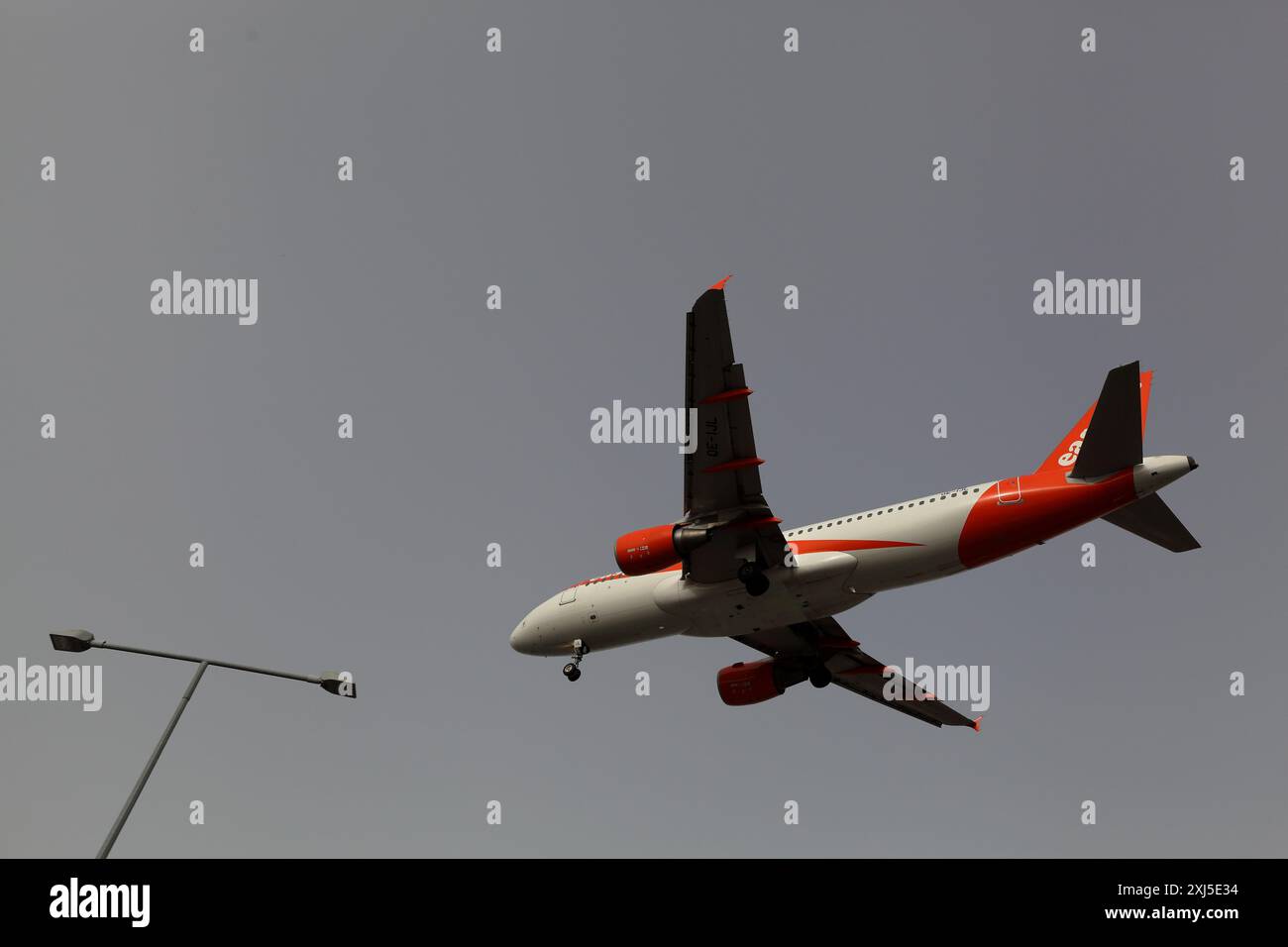 Porto, Portugal - 22 mars 2024 : Airbus A320 EasyJet atterrissant à OPO, aéroport Francisco Sá Carneiro, Porto Banque D'Images