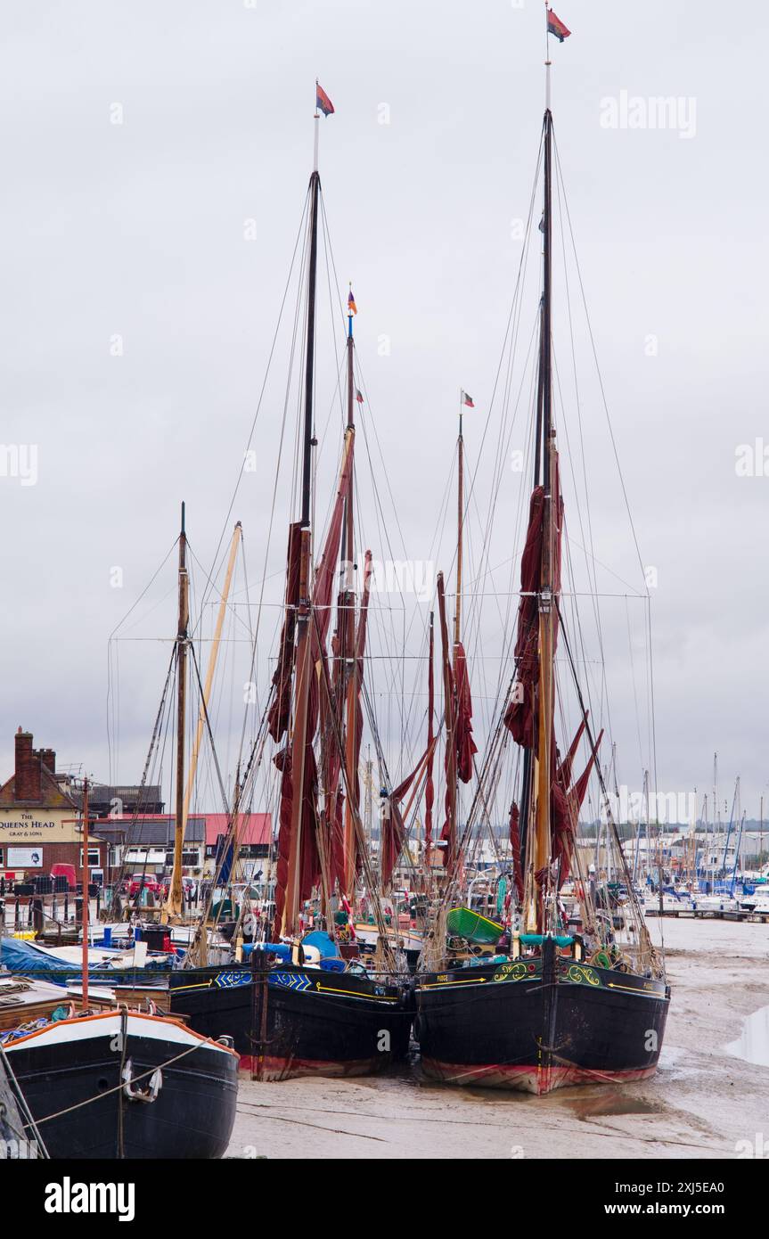 Péniches de la Tamise au Hythe à Maldon Banque D'Images