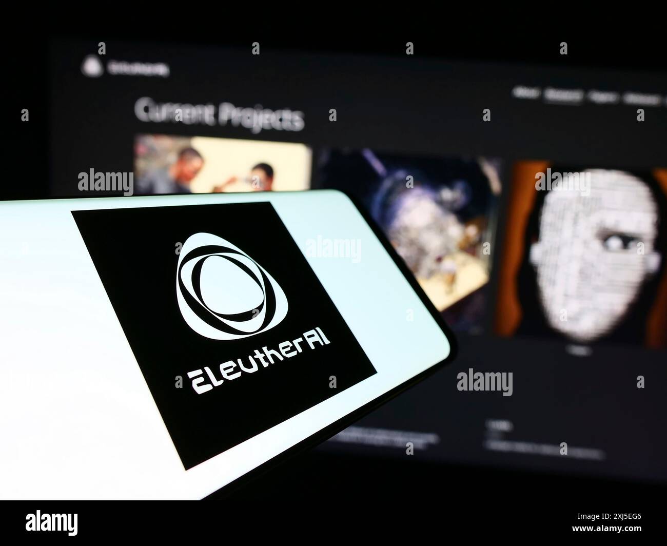 Stuttgart, Allemagne, 02-16-2024 : téléphone portable avec le logo du groupe de recherche en intelligence artificielle EleutherAI devant le site web. Concentrez-vous sur le centre de Banque D'Images