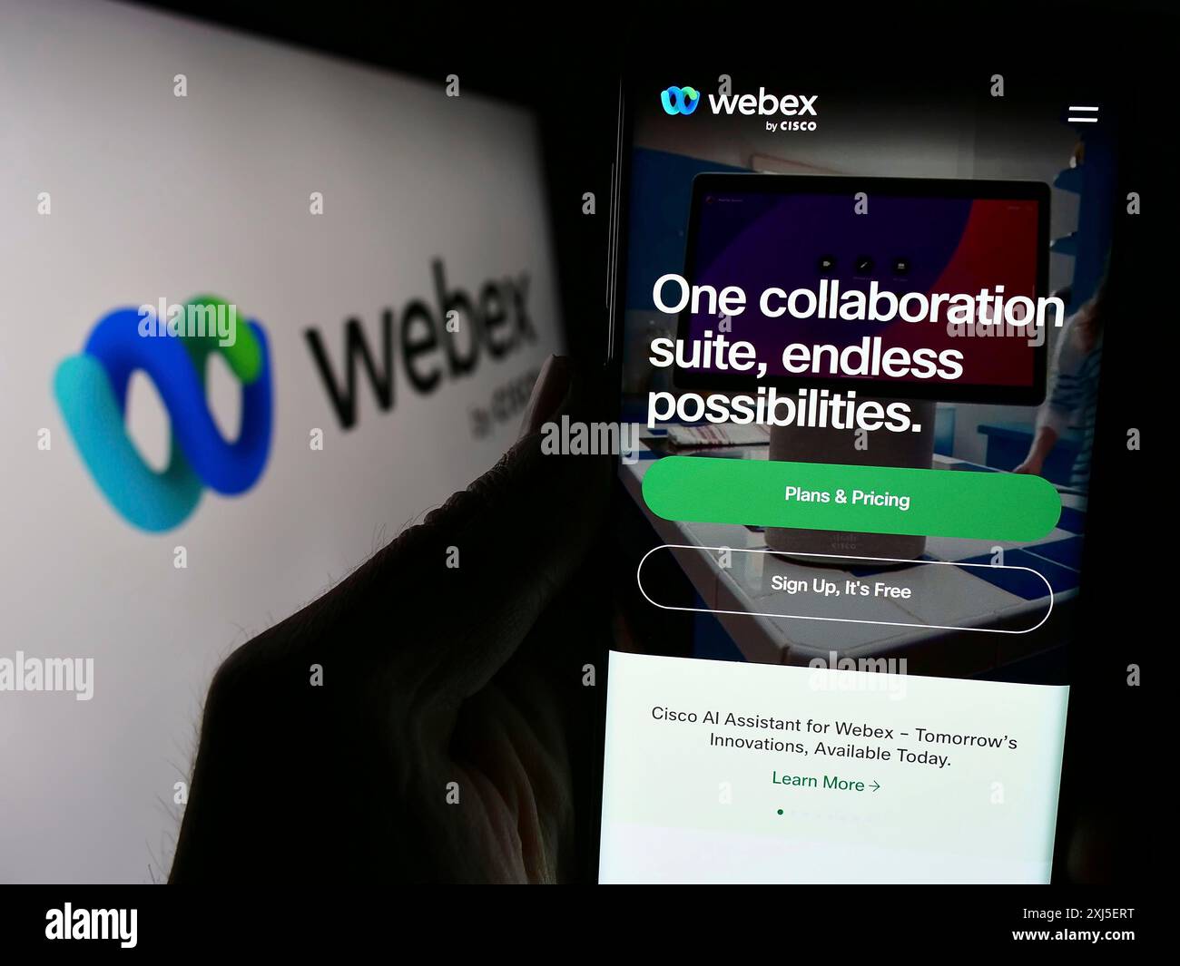 Stuttgart, Allemagne, 02-19-2024 : personne tenant un téléphone portable avec la page Web de la société américaine de communications unifiées Webex par Cisco devant le logo. Concentrez-vous sur Banque D'Images