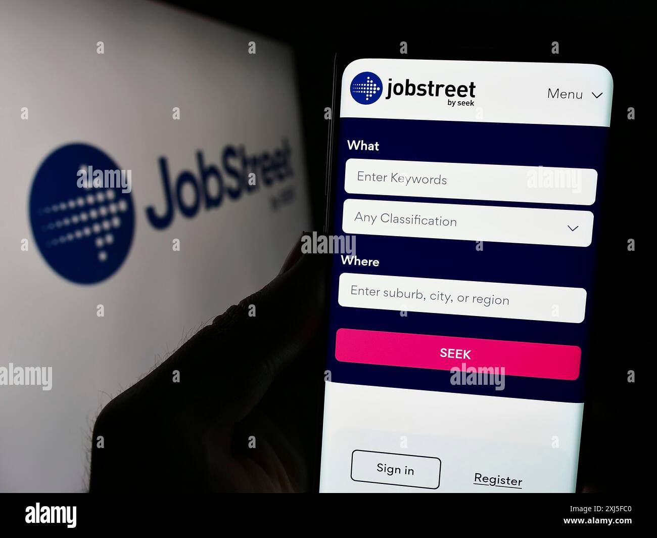 Stuttgart, Allemagne, 02-22-2024 : personne tenant un smartphone avec la page web de la société de plate-forme d'emploi Jobstreet devant le logo de l'entreprise. Concentrez-vous sur Banque D'Images