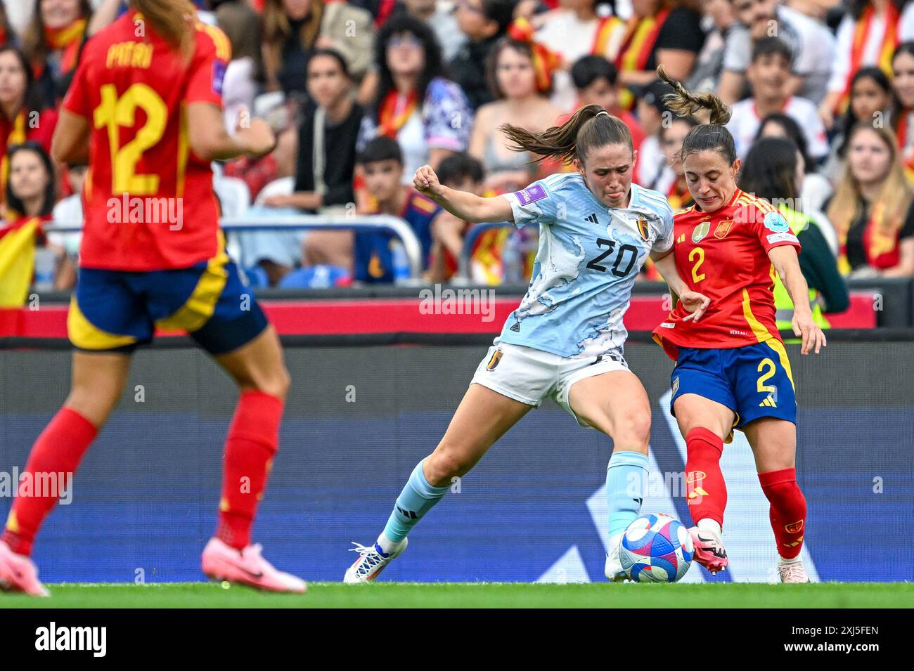 La Corogne, Espagne. 16 juillet 2024. Marie Detruyer (20 ans) de Belgique et Ona Batlle (2 ans) d'Espagne lors d'un match de football opposant les équipes nationales féminines d'Espagne et de Belgique, ont appelé les Red Flames lors de la sixième journée du Groupe A2 dans la phase de championnat de l'UEFA Women's European Qualifiers 2023-24, le mardi 16 juillet 2024 à la Corogne, Espagne . Crédit : Sportpix/Alamy Live News Banque D'Images