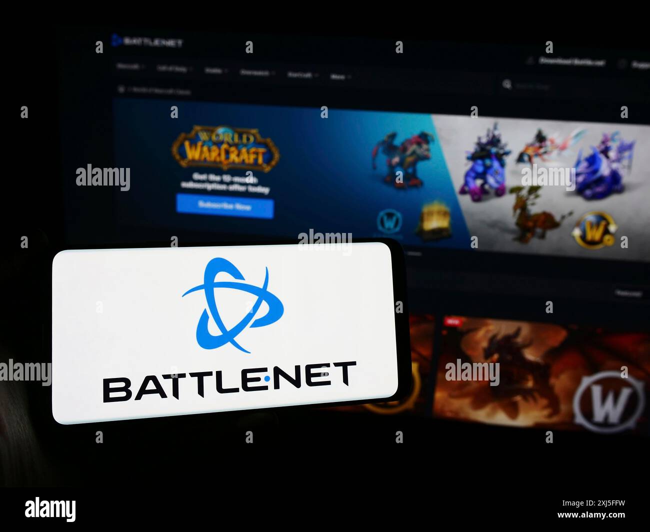 Stuttgart, Allemagne, 02-21-2024 : personne tenant un smartphone avec le logo de la plateforme de jeux en ligne Battle.net (Blizzard Entertainment) devant le site. Banque D'Images