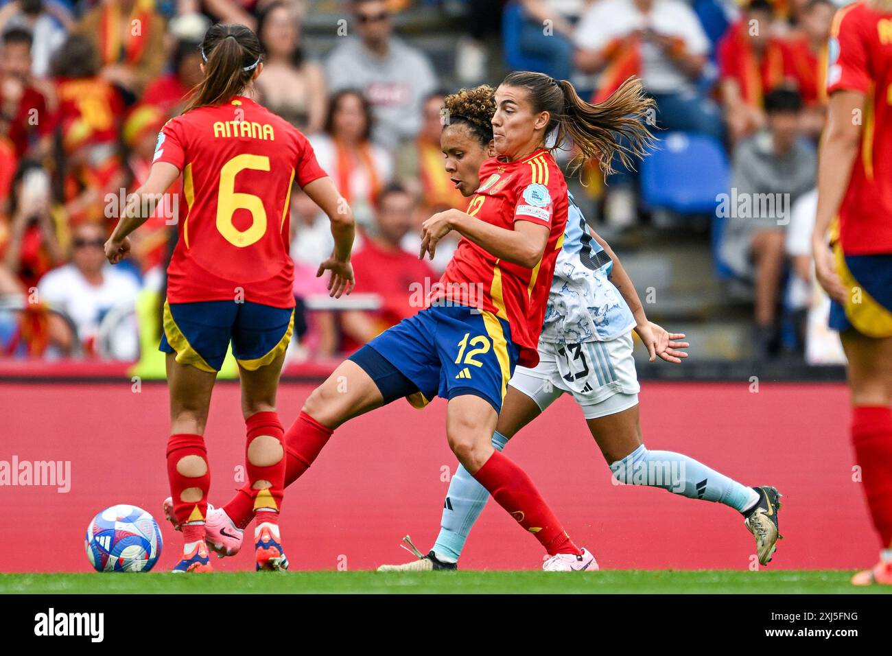 La Corogne, Espagne. 16 juillet 2024. Patri Guijarro (12 ans) d'Espagne lors d'un match de football entre les équipes nationales féminines d'Espagne et de Belgique, a appelé les flammes rouges lors de la sixième journée du Groupe A2 dans la phase de la ligue des qualifications européennes féminines de l'UEFA 2023-24, le mardi 16 juillet 2024 à la Corogne, Espagne . Crédit : Sportpix/Alamy Live News Banque D'Images