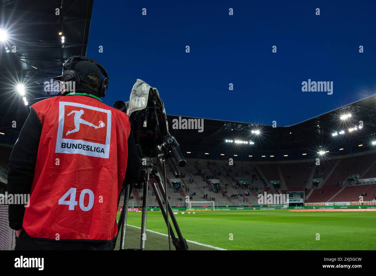 WWK Arena, FC Augsburg FCA, intérieur, caméra TV, logo, Bundesliga, bavoir, rouge, heure bleue, Augsbourg, Bavière, Allemagne Banque D'Images