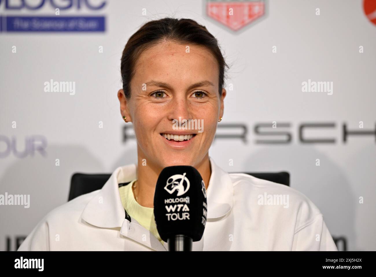 Portrait de Tatjana Maria (GER), sourires, conférence de presse, conférence de presse, interview, microphone, mike, logo, WTA, tennis, Porsche Cup 2024, Porsche Banque D'Images