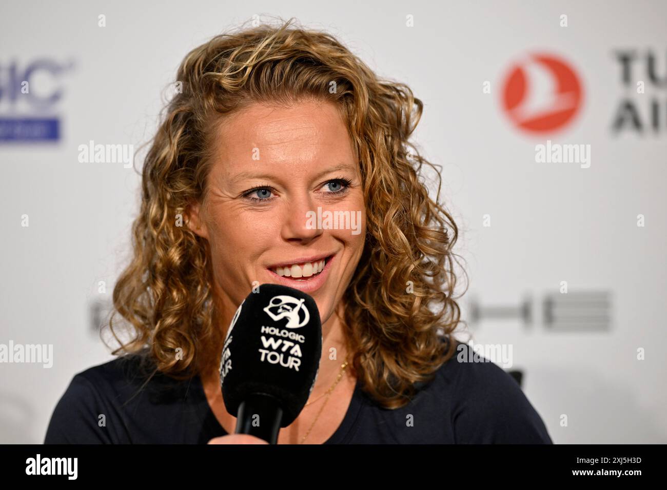 Laura Siegemund (GER), portrait, sourires, conférence de presse, conférence de presse, interview, microphone, mike, logo, WTA, tennis, Porsche Cup 2024 Banque D'Images