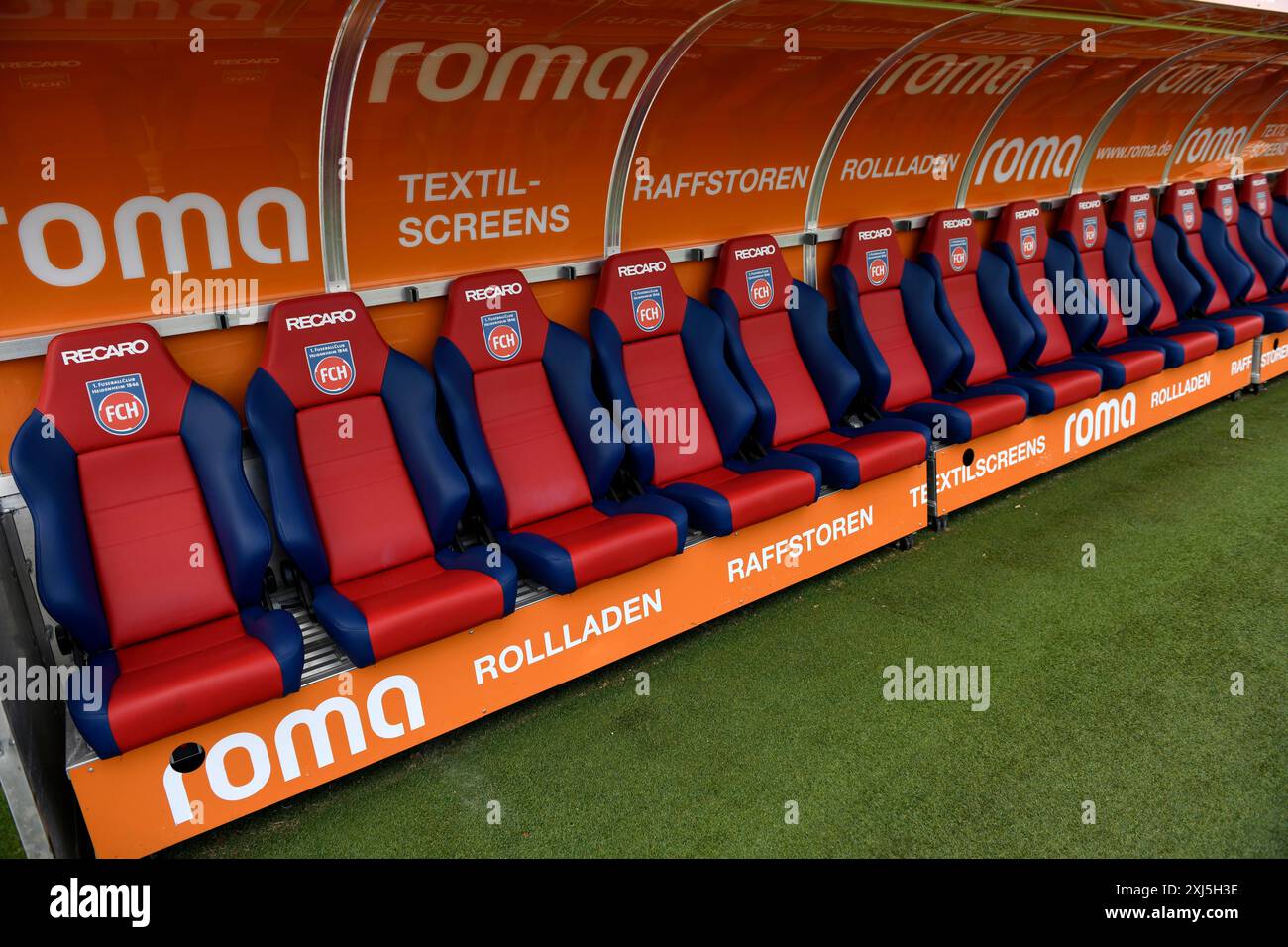 Banc de remplacement, banc d'entraînement, logo ROMA, Voith Arena, Heidenheim, Bade-Wuertemberg, Allemagne Banque D'Images