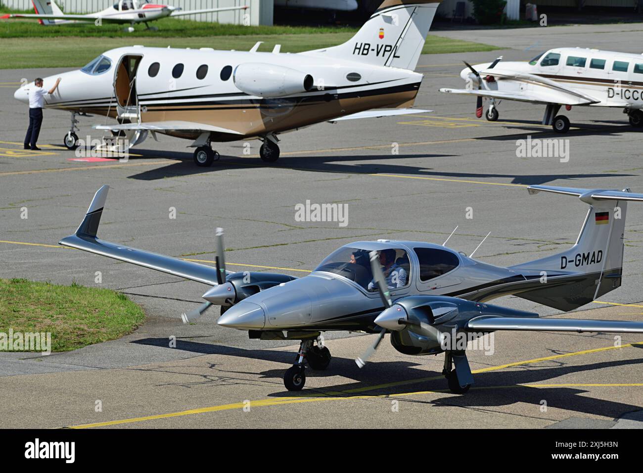 16.7.2024 Privat fliegen Privatflugzeug auf dem Mannheimer City Airport. Der Flughafen in Mannheim wird neben wenigen kommerziellen Flügen überwiegend von Privatpiloten genutzt. Die Umweltverträglichkeit dieser Flüge steht immer wieder in der Kritik. Aéroport de la ville de Mannheim Baden Württemberg Deutschland *** 16 7 2024 vols privés avions privés à l'aéroport de la ville de Mannheim en plus de quelques vols commerciaux, l'aéroport de Mannheim est principalement utilisé par des pilotes privés L'impact environnemental de ces vols est critiqué à plusieurs reprises Aéroport de la ville de Mannheim Baden Württemberg Allemagne Banque D'Images