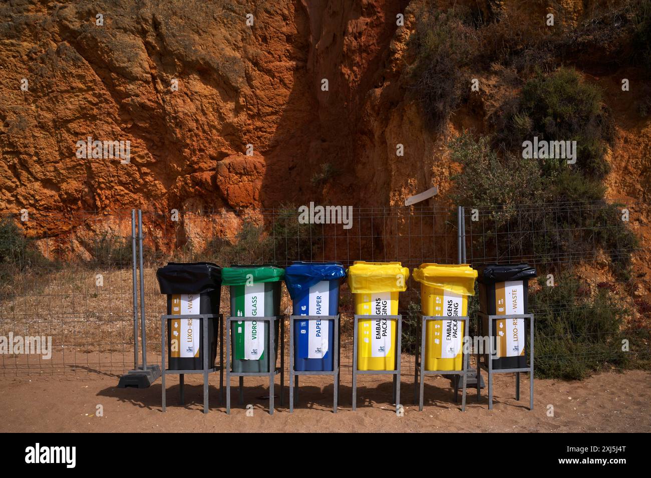 Séparation des déchets, poubelles de différentes couleurs pour trier les déchets sur la plage, Praia da Dona Ana, Lagos, Algarve, Portugal Banque D'Images Séparation des déchets, poubelles de différentes couleurs pour trier les déchets sur la plage, Praia da Dona Ana, Lagos, Algarve, Portugal Banque D'Images