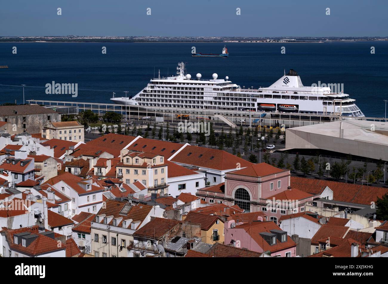 Vue depuis le point de vue Miradouro de Santa Luzia, bateau de croisière de luxe Silver Whisper du groupe Silver Cruises amarré dans le port, vue sur la ville Banque D'Images