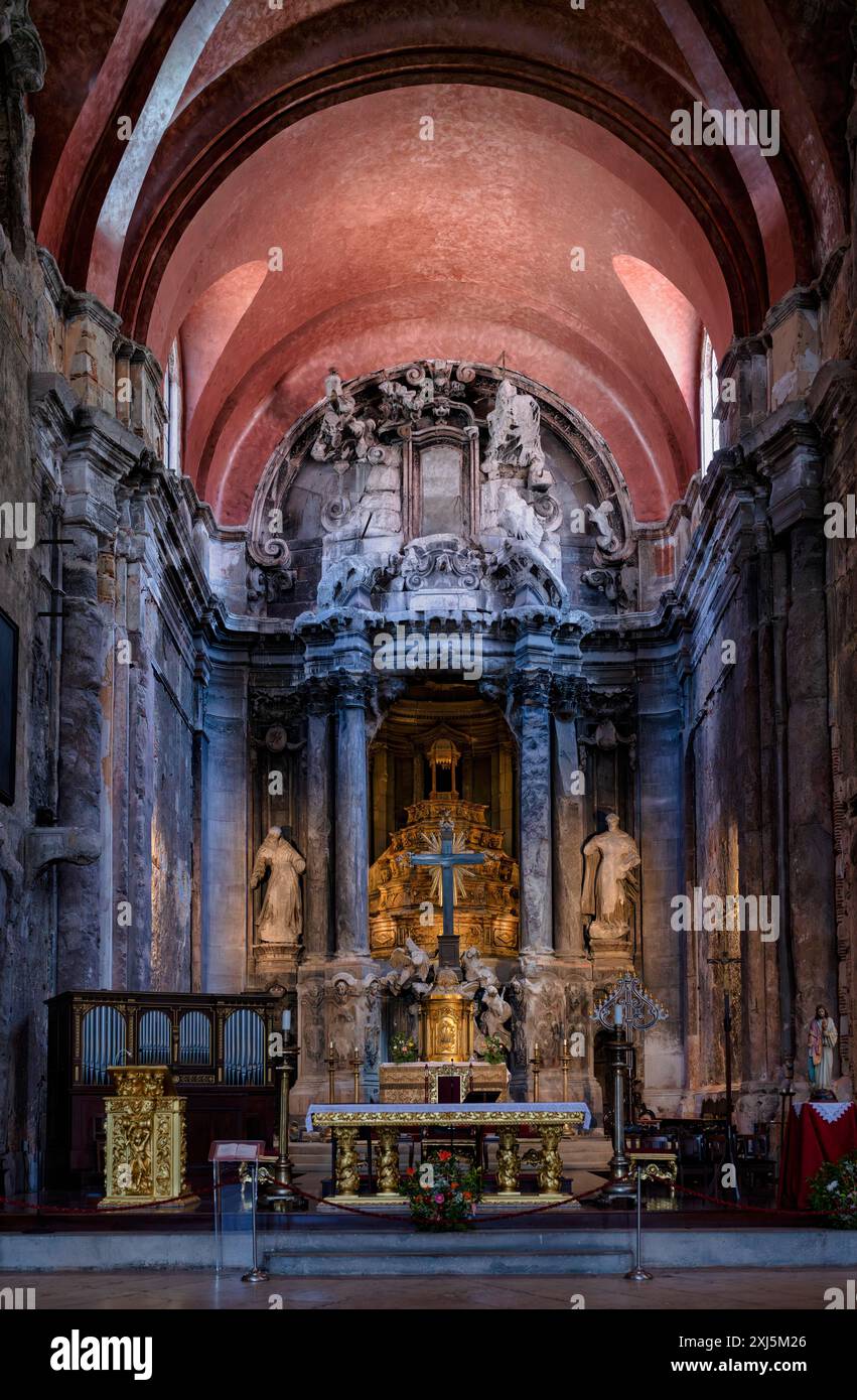 Vue intérieure, chœur, autel, église Igreja de Sao Domingos, Lisbonne, Portugal Banque D'Images