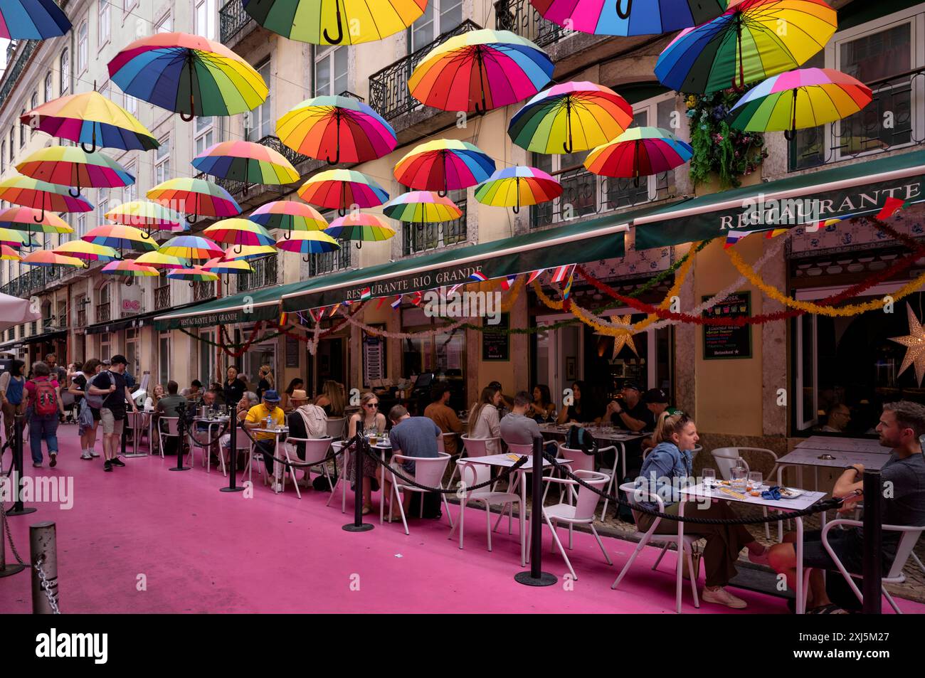 Des parapluies colorés surplombent Pink Street, Calle Rosa de Lisboa, restaurants, Alfama, Lisbonne, Portugal Banque D'Images