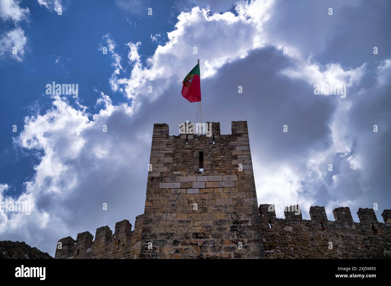 Tour de défense, mur du château, drapeau portugais, château, Castelo de Sao Jorge, Lisbonne, Portugal Banque D'Images