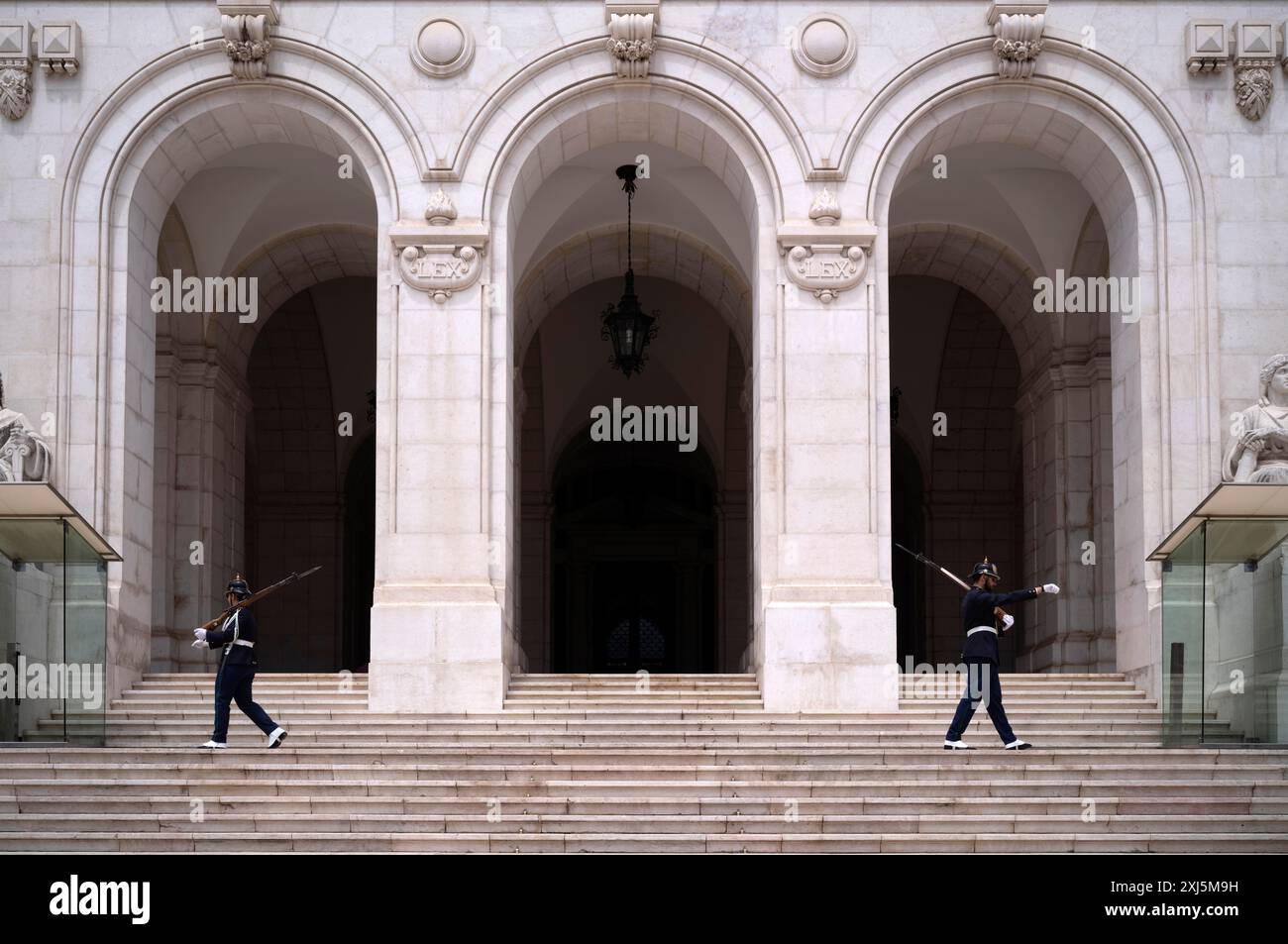 Garde armée en patrouille devant le bâtiment du parlement Palacio de Sao Bento, Assembleia da Republica, Assemblée de la République, Lisbonne, Portugal Banque D'Images