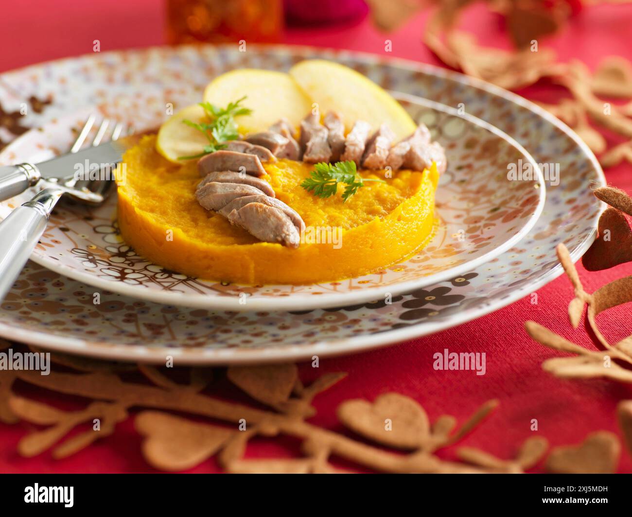 Purée de citrouille avec pommes et poitrines de canard tranchées Banque D'Images