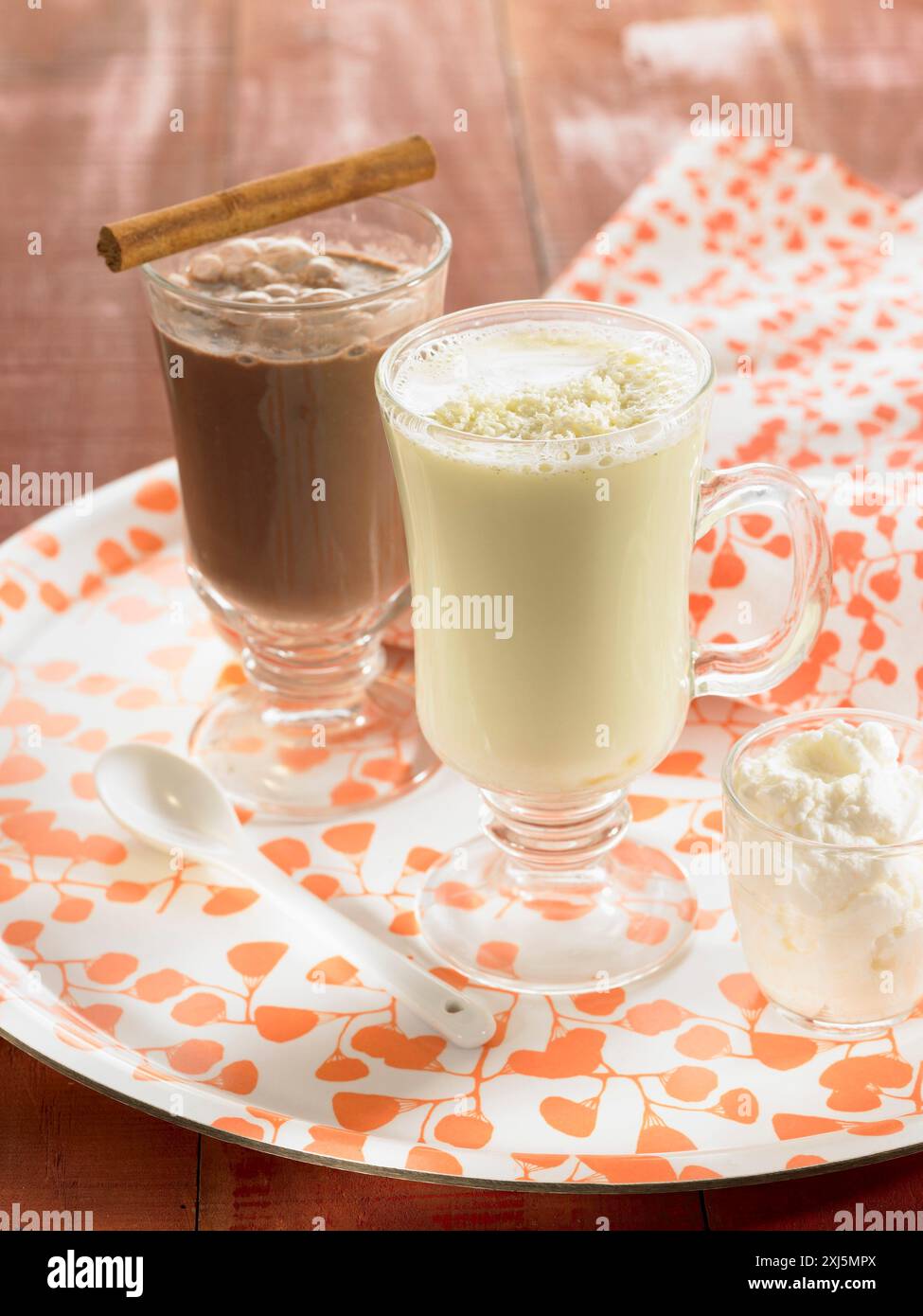 Chocolat chaud blanc aromatisé à la menthe, chocolat chaud épicé avec rhum Banque D'Images