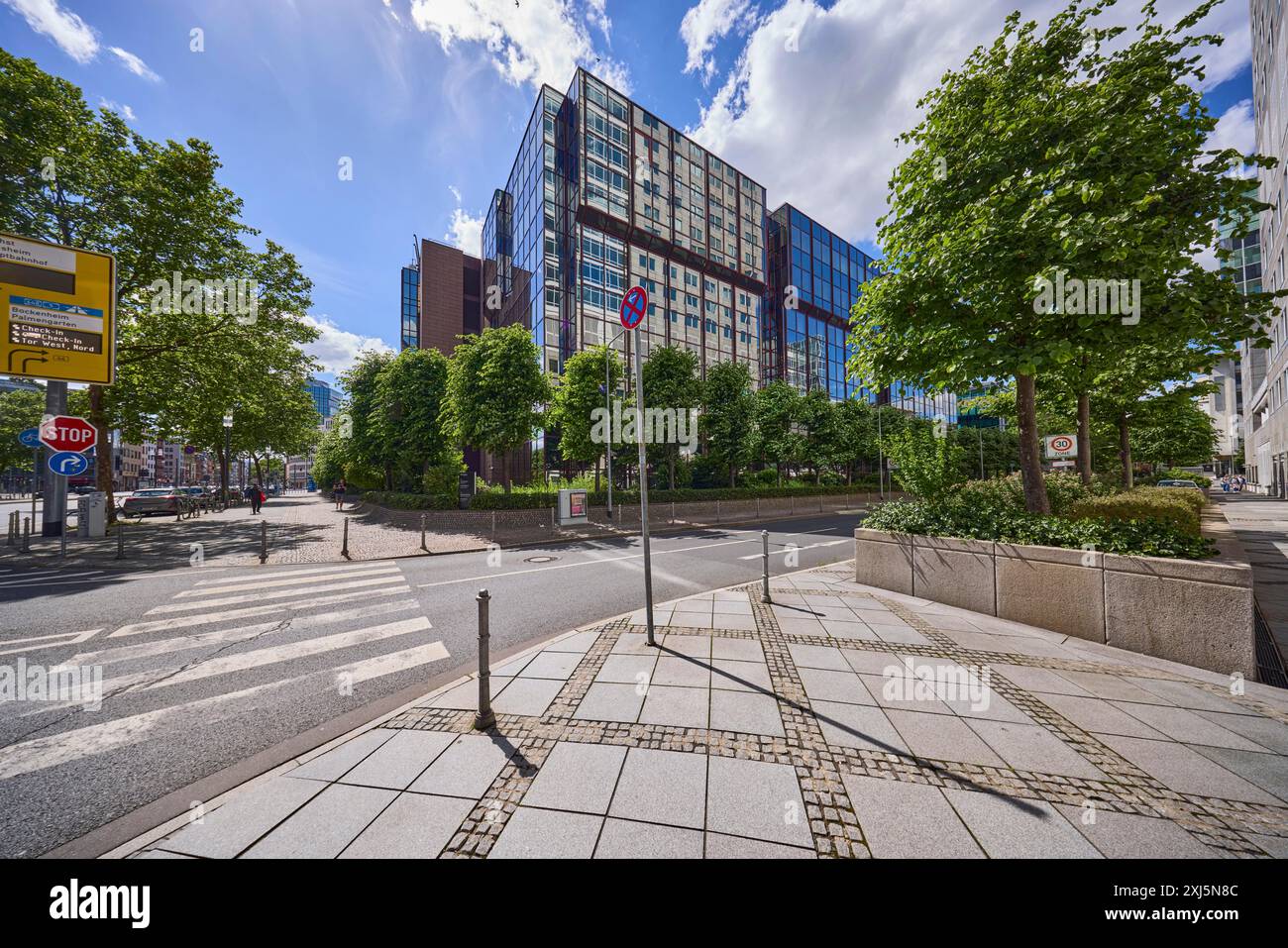 Façade réfléchissante d'un complexe de bureaux sur Mainzer Landstrasse dans le quartier Westend de Francfort-sur-le-main, Hesse, Allemagne Banque D'Images