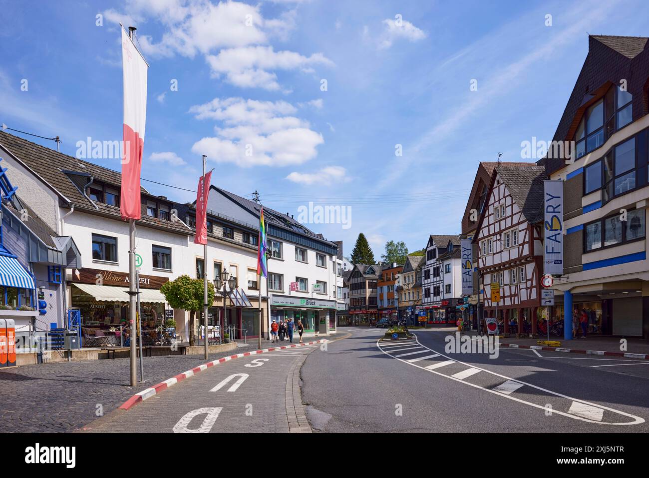 Rue principale avec arrêt de bus Adenau Markt, drapeaux et maisons à Adenau, Eifel, quartier Ahrweiler, Rhénanie-Palatinat, Allemagne Banque D'Images