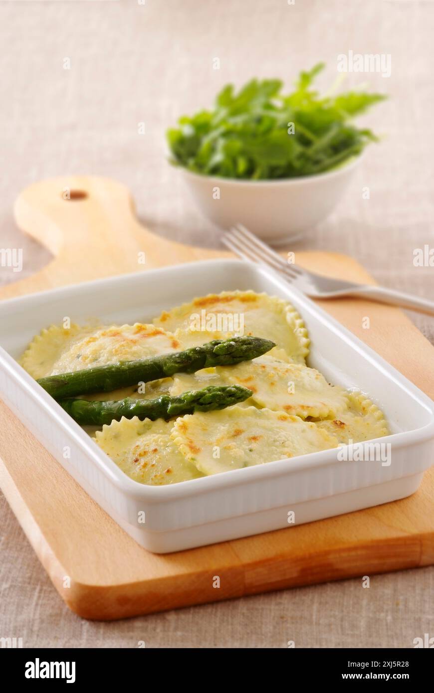 Raviolis aux asperges gratinés Banque D'Images