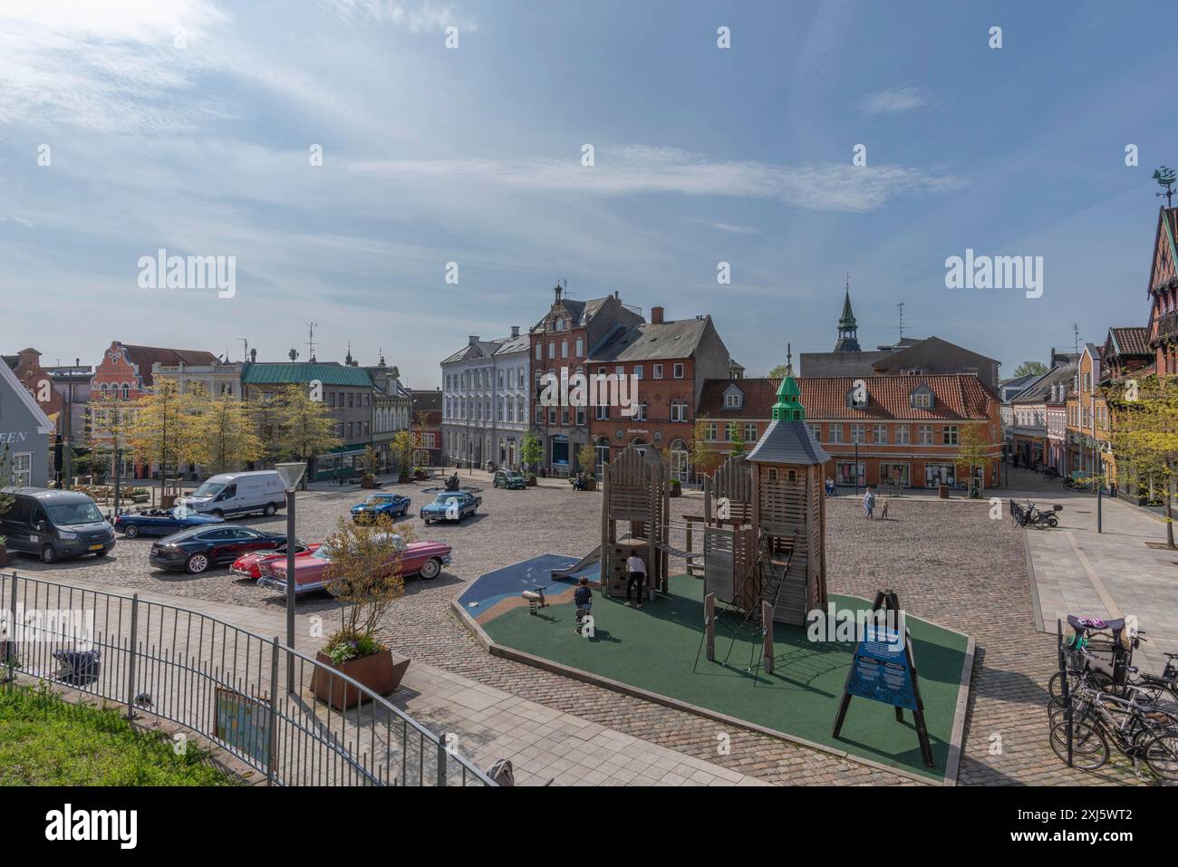 Vieille ville de Svendborg, Torvet, place du marché, pavés, aire de jeux, vieilles voitures, maison à pignons, Fyn, île de Fyn, Danemark Banque D'Images