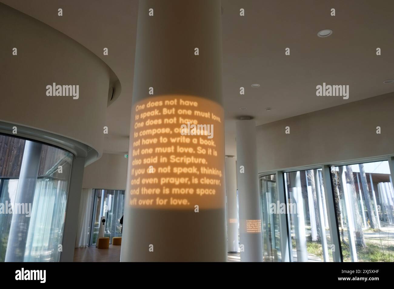 Espaces ouverts avec projections sur pilleurs au Centre Arvo Pärt (Arvo Pärdi Keskus) - Laulasmaa, paroisse Lääne-Harju, Estonie. Conçu par Spanish archi Banque D'Images