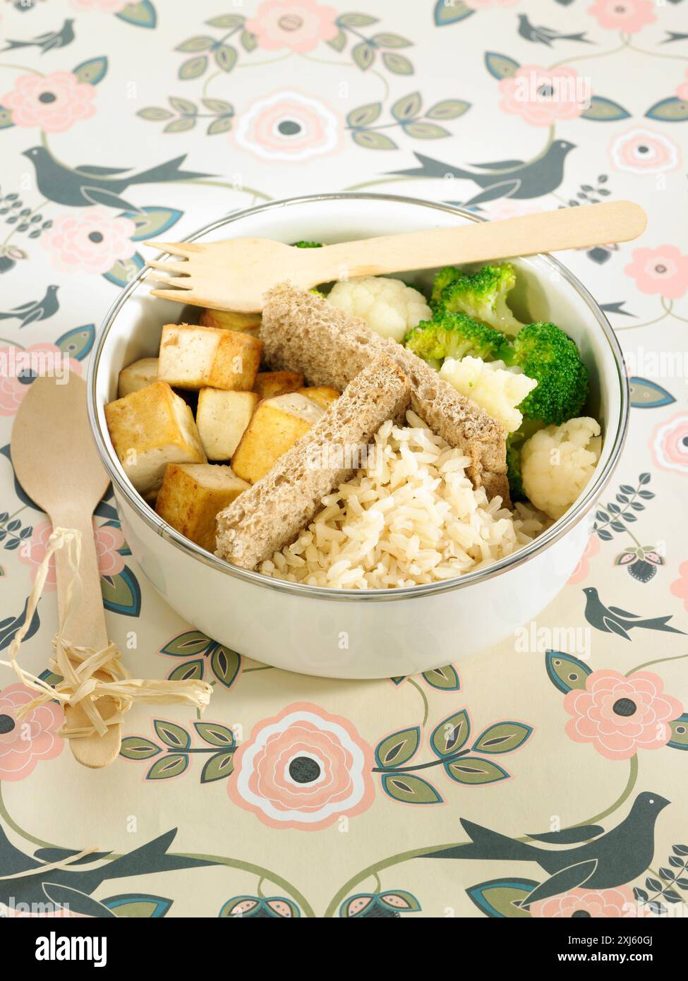 Tofu fumé, brocoli et bento de chou-fleur, riz basmati cuit à la vapeur Banque D'Images