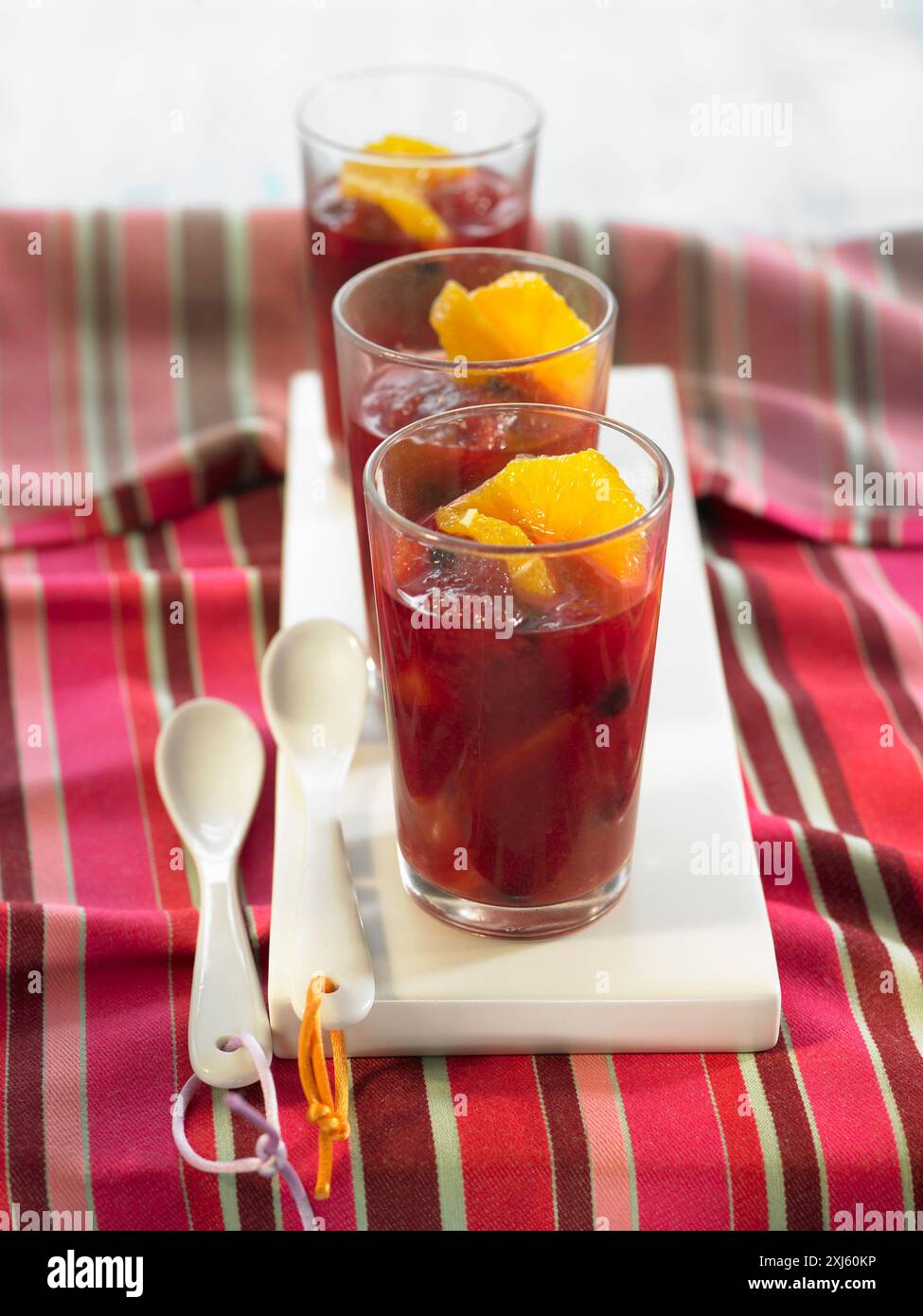 Gelée d'hibiscus avec des oranges, des myrtilles et de l'eau de rose Banque D'Images