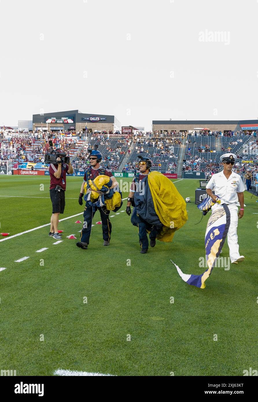 DENVER (13 juillet 2024) – les membres de l’équipe de parachutistes de l’US Navy (NPT), les « Leap Frogs », saluent la foule lors de la cérémonie d’avant-match des Colorado Rapids, le 13 juillet. Les Leap Frogs sont l'équipe officielle de démonstration de parachute de la marine des États-Unis et mènent des démonstrations aériennes à l'appui du Naval Special Warfare Command et du Navy Recruiting Command. L'équipe de parachutistes de Leap Frogs Navy est composée de Navy SEAL en service actif, de techniciens en élimination d'explosifs (EOD) et de personnel de soutien. (Photo de l'US Navy par Eric Chan, spécialiste en communication de masse) Banque D'Images DENVER (13 juillet 2024) – les membres de l’équipe de parachutistes de l’US Navy (NPT), les « Leap Frogs », saluent la foule lors de la cérémonie d’avant-match des Colorado Rapids, le 13 juillet. Les Leap Frogs sont l'équipe officielle de démonstration de parachute de la marine des États-Unis et mènent des démonstrations aériennes à l'appui du Naval Special Warfare Command et du Navy Recruiting Command. L'équipe de parachutistes de Leap Frogs Navy est composée de Navy SEAL en service actif, de techniciens en élimination d'explosifs (EOD) et de personnel de soutien. (Photo de l'US Navy par Eric Chan, spécialiste en communication de masse) Banque D'Images