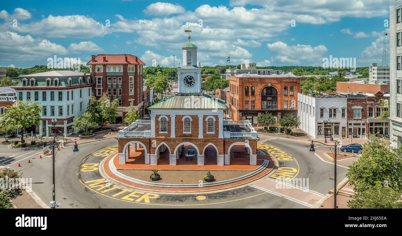 Vue aérienne de Fayetteville Market House bâtiment historique colonial en briques avec des arches dans le centre-ville rue Hay au milieu d'un cercle de circulation surroun Banque D'Images