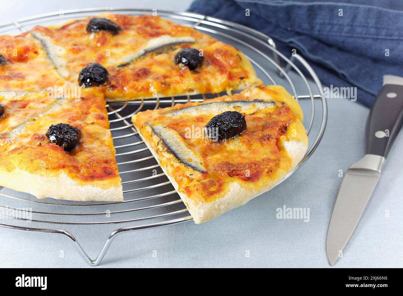 Pizza sicilienne aux anchois et aux olives Banque D'Images