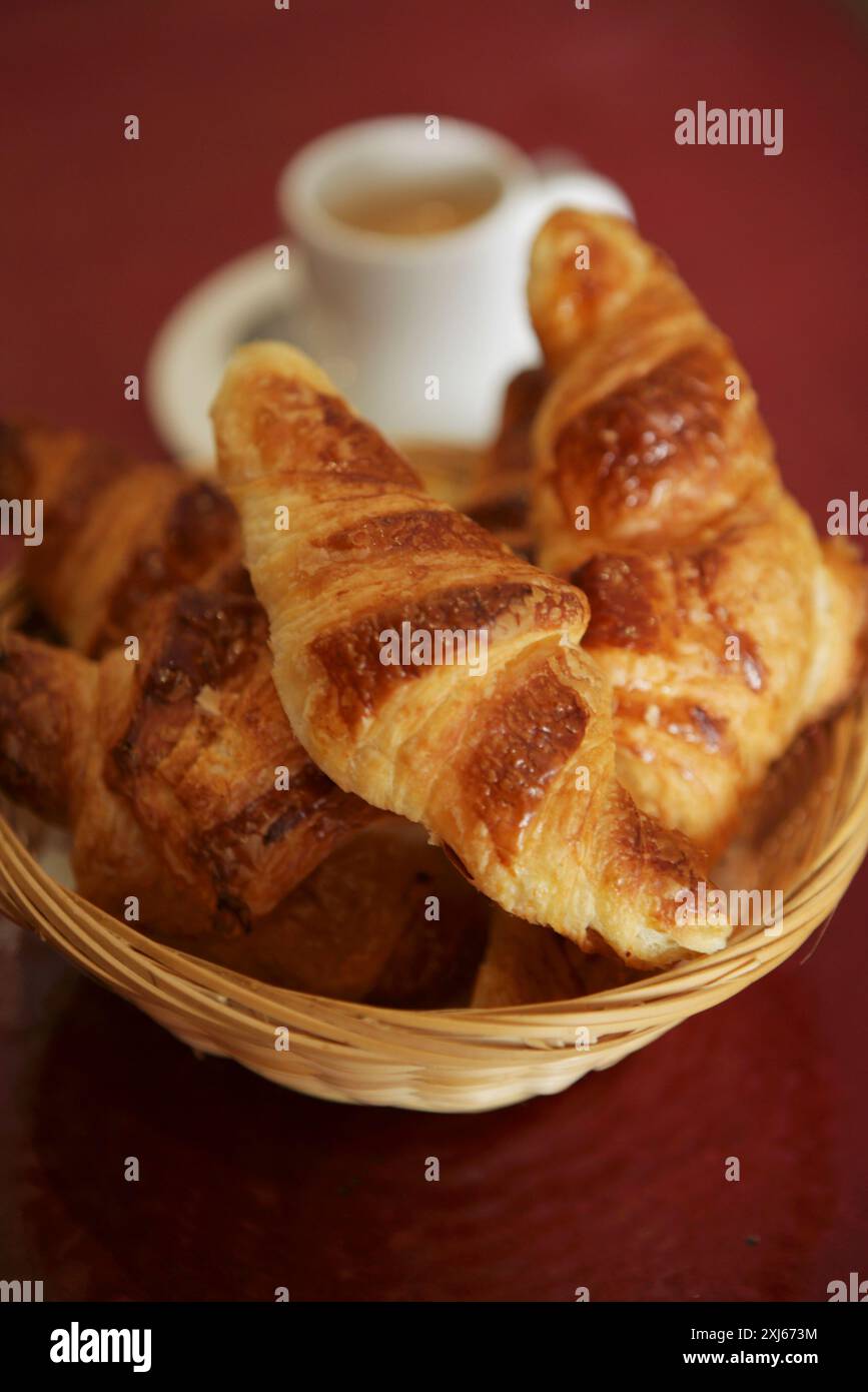 Panier de croissants et tasse d'expresso Banque D'Images