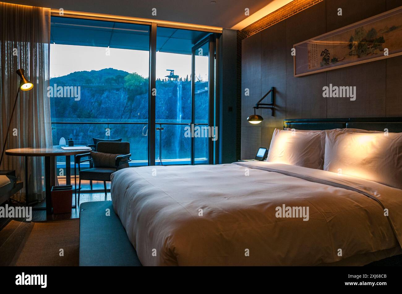 Vue depuis la chambre à coucher d'une chambre à l'Hôtel Intercontinental Shanghai Wonderland un hôtel souterrain construit dans une ancienne carrière. Banque D'Images