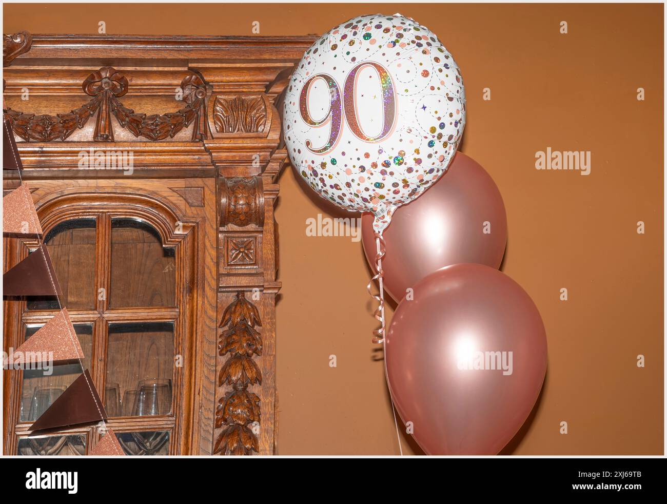 Ballons roses avec l'âge sur eux pour un 90ème anniversaire Banque D'Images