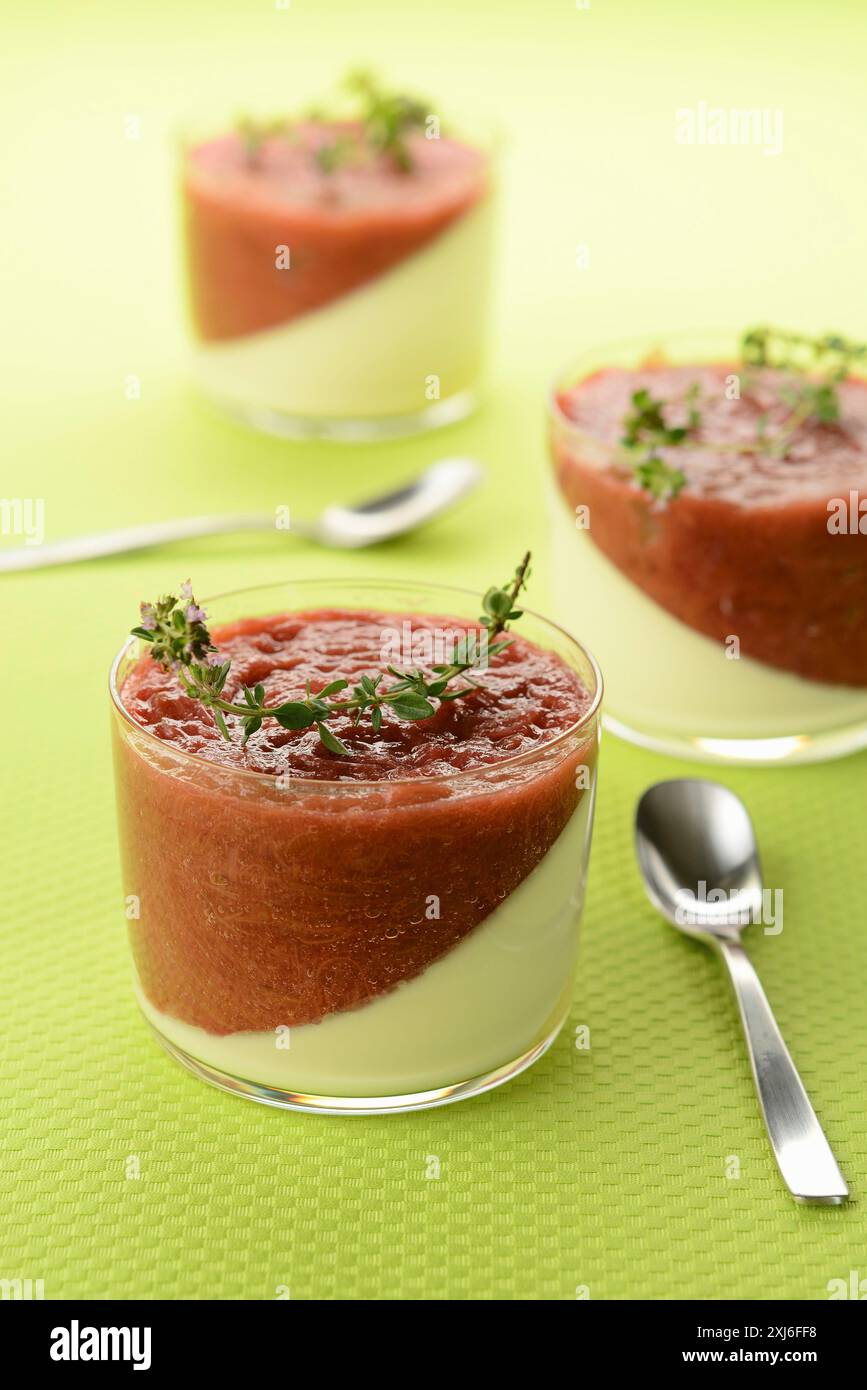 Thym citron panna cotta avec compote de rhubarbe Banque D'Images
