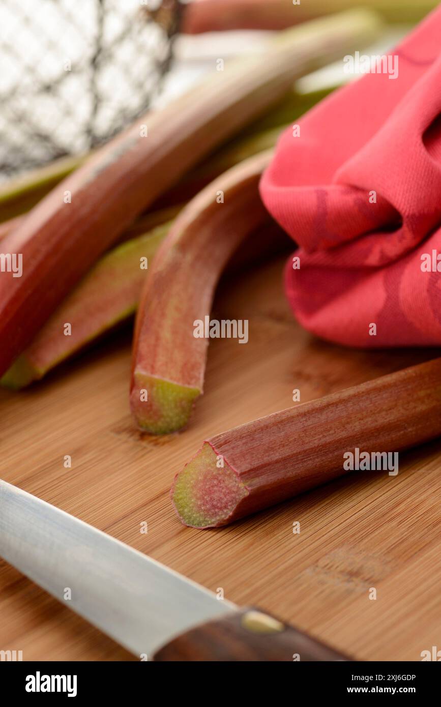 Couper la rhubarbe Banque D'Images