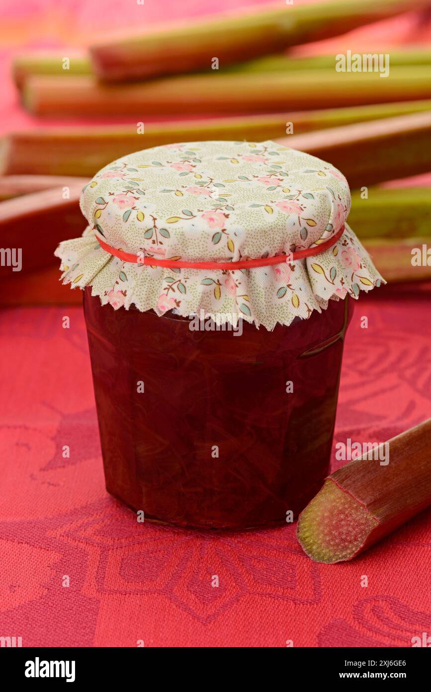 Pot de confiture de rhubarbe Banque D'Images
