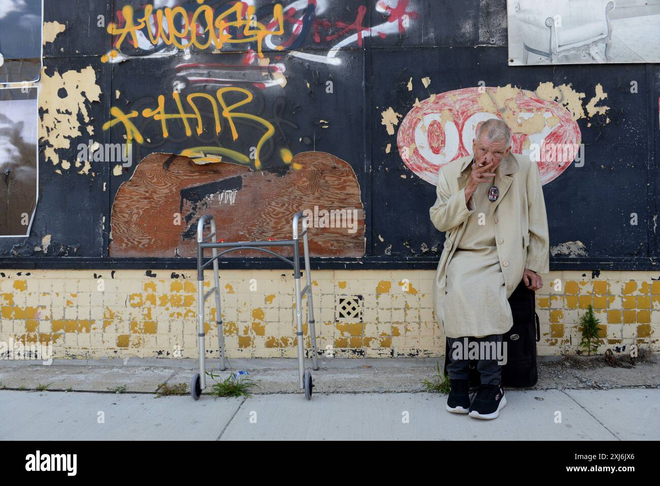 Milwaukee, États-Unis. 16 juillet 2024. Une femme âgée sans-abri qui était une amie du sans-abri qui a été tué fume une cigarette près de la scène de crime où un sans-abri a été tué par des policiers de l'État de l'Ohio devant le RNC à Milwaukee, Wisconsin, le mardi 16 juillet 2024. La ville de Milwaukee accueille la Convention républicaine 2024 qui se déroulera du 15 au 18 juillet. Photo de Paul Beaty/UPI crédit : UPI/Alamy Live News Banque D'Images