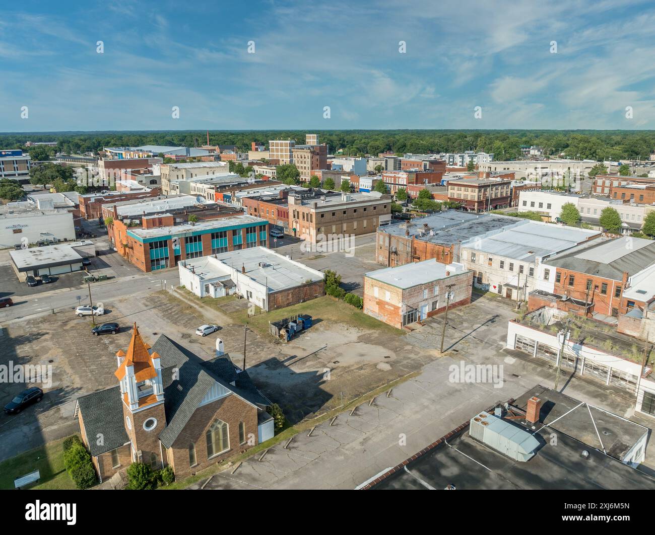 Vue aérienne de Rocky Mount Nash County North Carolina, petite ville typique USA avec rue principale, église méthodiste, bâtiments publics Banque D'Images