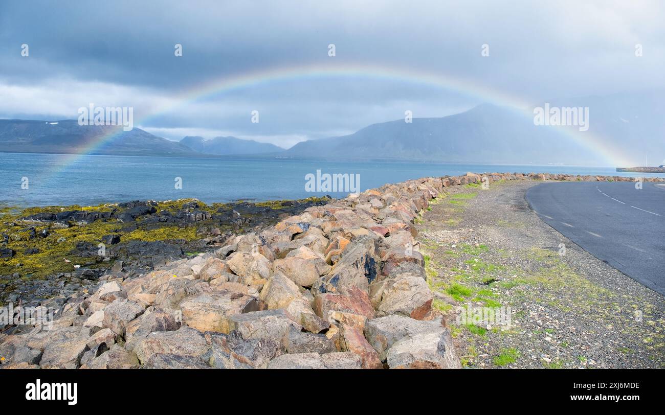 Arc-en-ciel sur une route côtière et l'océan, Snaefellsnes Peninsula, Islande Banque D'Images