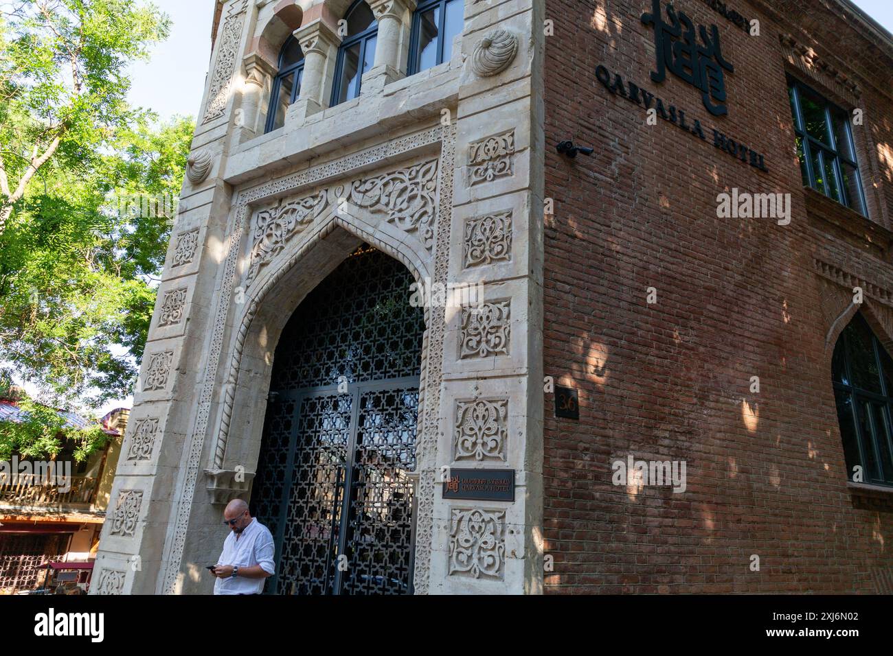 Tbilissi, Géorgie - 17 JUIN 2024 : vue extérieure de l'hôtel Qarvasla avec son architecture dans la vieille ville de Tbilissi, Géorgie. Banque D'Images