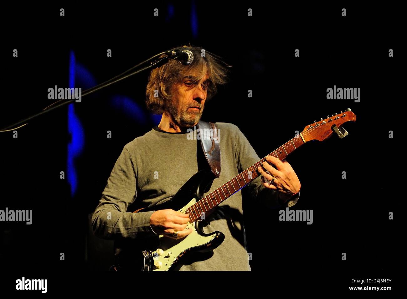 Dean Brown (19 août 1955 – 26 janvier 2024) est un guitariste de jazz fusion américain et musicien de session. Photo Kazimierz Jurewicz Banque D'Images