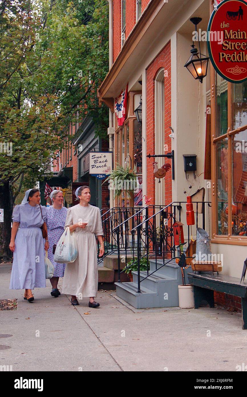 Les femmes amish et mennonites font leurs courses dans les boutiques du centre-ville de Lititz, en Pennsylvanie Banque D'Images