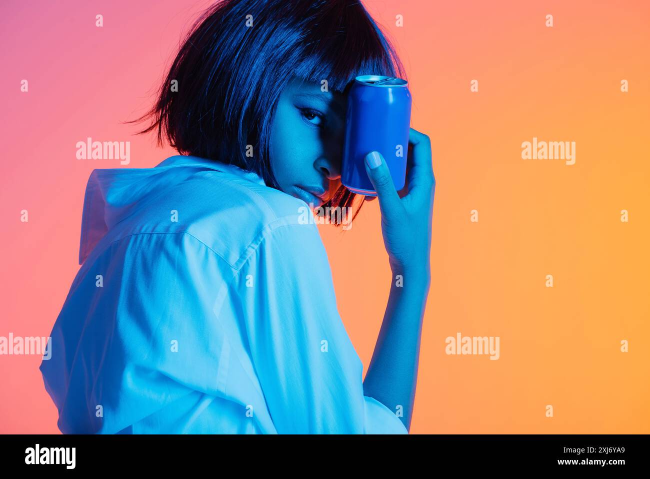 Fille afro-américaine tenant CAN Banque D'Images