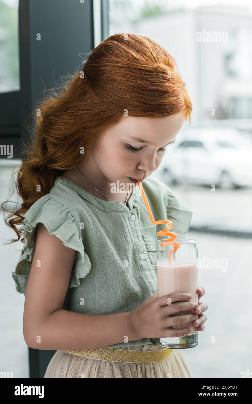 Fille de boire un milkshake Banque D'Images