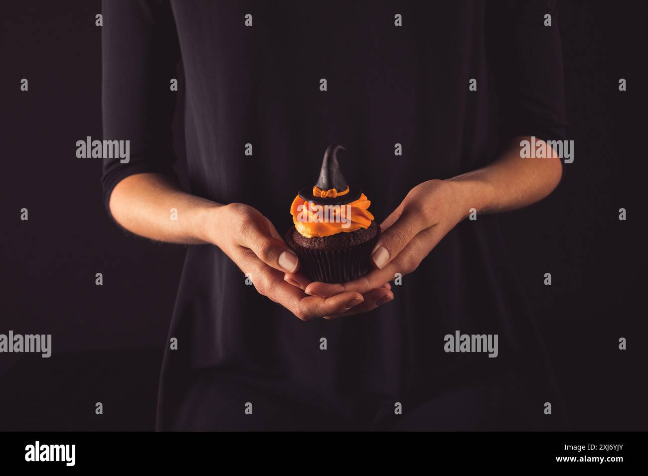 Personne tenant un cupcake d'Halloween Banque D'Images