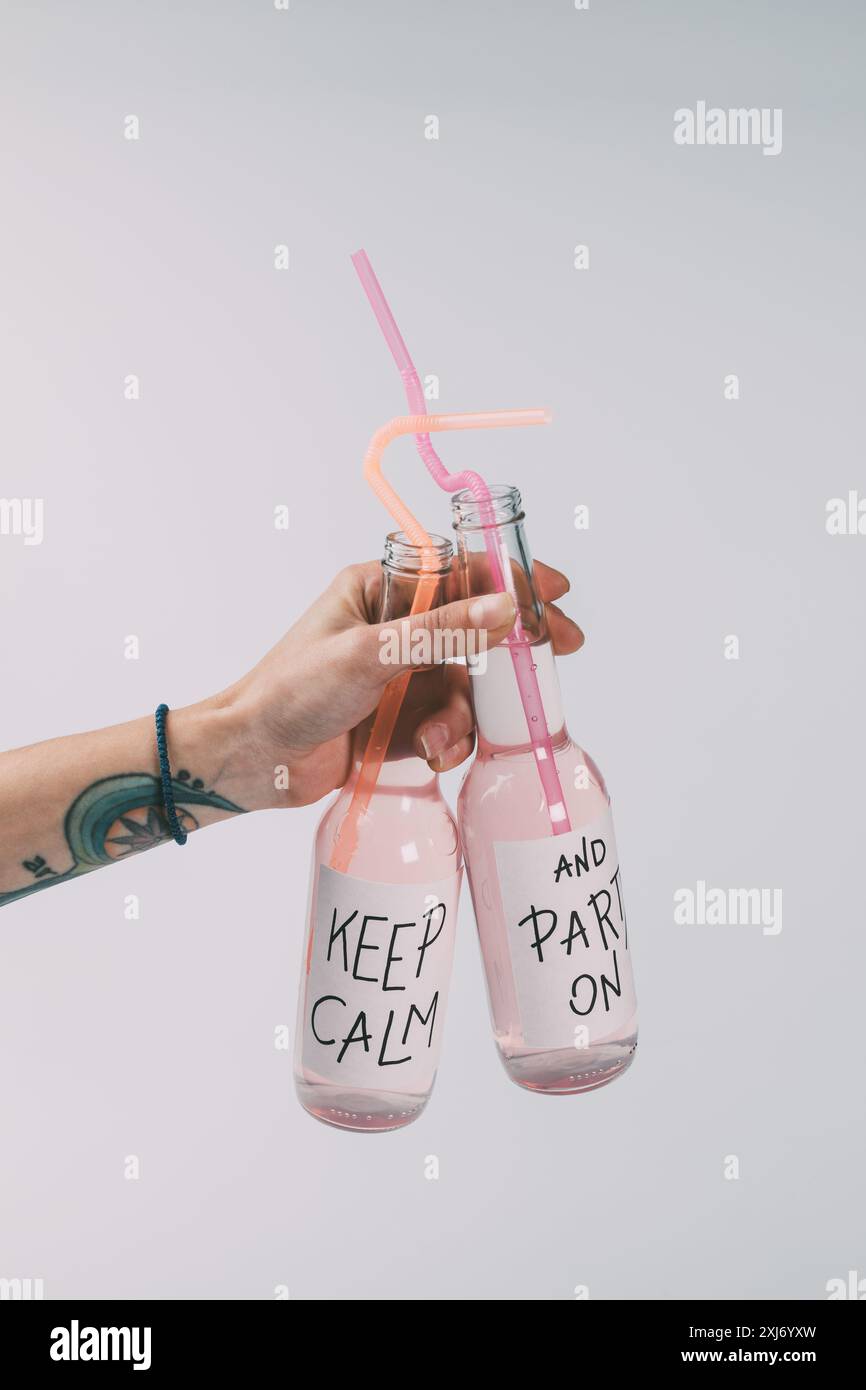 Bouteilles de boissons alcoolisées dans la main Banque D'Images