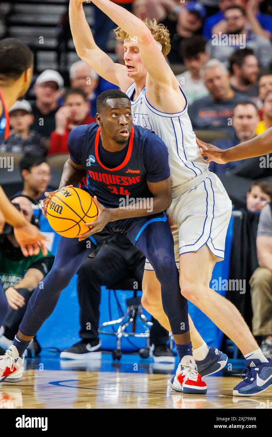 Omaha, Nebraska. États-Unis 21 mars 2024. Richie Saunders (15 ans) défend contre l'attaquant des Duquesne Dukes, Fousseyni drame (34 ans) en 2e mi-temps d'action lors d'un championnat de basket-ball masculin de division 1 de la NCAA 2024, match de basket-ball entre Duquesne Dukes et Brigham Young Cougars au CHI Health Center à Omaha, ne. Duquesne a gagné 71-67. Michael Spomer/Cal Sport Media/Alamy Live News Banque D'Images